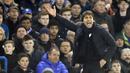 Ekspresi pelatih Chelsea,  Antonio Conte  memberikan instruksi kepada pemainnya saat melawan Hull City pada lanjutan Premier League di Stamford Bridge stadium, London, (22/1/2017). Chelsea menang 2-0.  (AP/Frank Augstein)