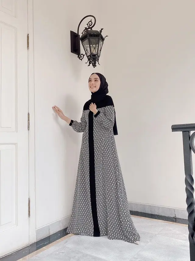 Abaya warna monokrom yang minimalis (Sumber: Instagram/@hamidahrachmayanti)