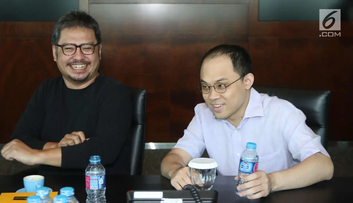 EO KMK Online Adi Sariaatmadja (kanan) dan CEO KLN Steve Christian (kiri) usai menandatangani Akta Penggabungan (merger) PT Liputan6.com dan PT KLN, Jakarta, Kamis (29/3). Merger ini melahirkan KapanLagi Youniverse. (Liputan6.com/Arya Manggala)