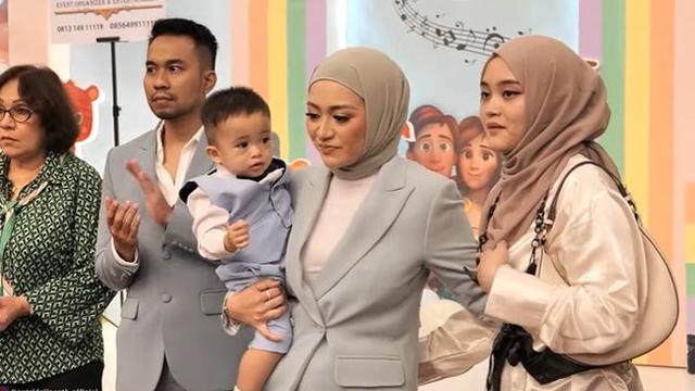 6 Potret Akur Putri Delina dan Nathalie Holscher di Ulang Tahun Baby Adzam