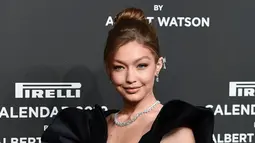 Model AS Gigi Hadid berpose menjelang peluncuran Kalender Pirelli 2019 di Pirelli HangarBicocca di Milan (5/12). Dalam Kalender Pirelli 2019 tersebut Gigi Hadid sebagai model sosial. (AFP Photo/Miguel Medina)