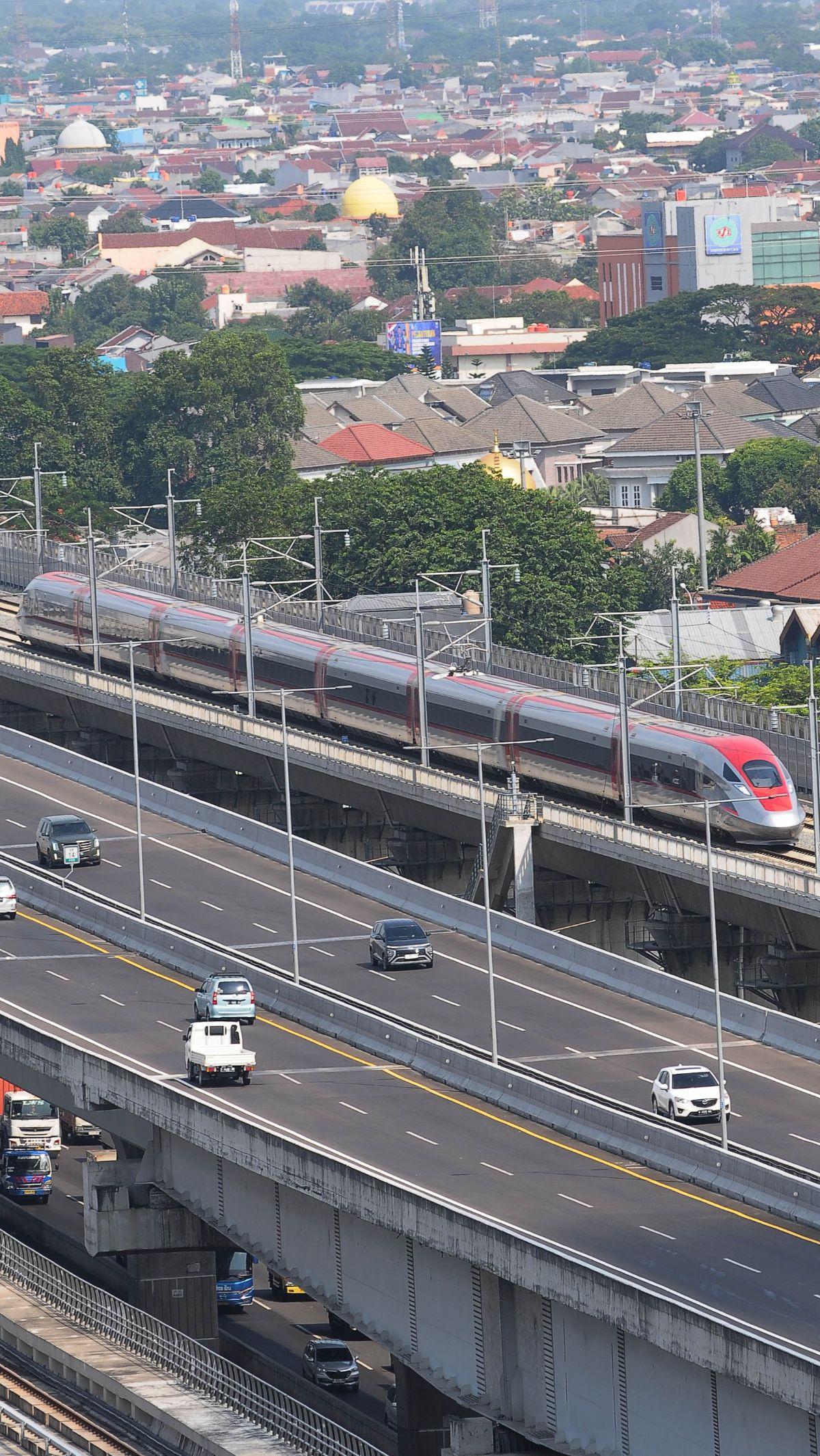 Dananya berasal dari pinjaman PT Kereta Api Indonesia (KAI) dari China Development Bank (CDB) sekitar total USD 448 juta atau Rp6,98 triliun.