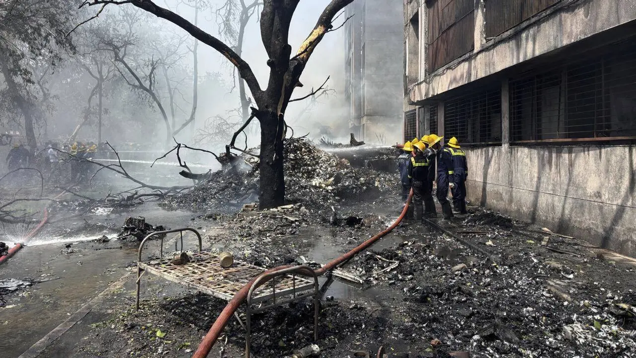 Petugas Pemadam dan Penyelamat Berjbaku di Lokasi Jatuhnya Pesawat Air India