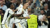 Selebrasi striker Real Madrid, Joselu (kanan) setelah mencetak gol penyeimbang 1-1 ke gawang Bayern Munchen pada laga leg kedua semifinal Liga Champions 2023/2024 di Santiago Bernabeu Stadium, Madrid, Rabu (8/5/2024). (AP Photo/Jose Breton)