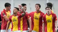 Pemain Go Ahead Eagles, Dean James, merayakan kemenangan atas Panathinaikos pada laga Liga Europa di Stadion Olimpiade Athena, Jumat (3/10/2025) dini hari WIB. (AP Photo/Thanassis Stavrakis)