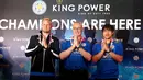 Pelatih Leicester City Claudio Ranieri bersama kiper Kasper Schmeichel dan Shinji Okazaki mengucapkan salam tradisional saat tiba di Bandara Internasional Suvarnabhumi, Bangkok, Thailand, (18/5). (REUTERS/Athit Perawongmetha)