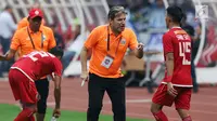 Pelatih Persija, Julio Banuelos memberi arahan pada pemainnya saat melawan pemain Arema FC pada lanjutan Shopee Liga 1 Indonesia 2019 di Stadion Gelora Bung Karno, Jakarta, Sabtu (3/8/2019). Laga berakhir imbang 2-2. (Liputan6.com/Helmi Fithriansyah)