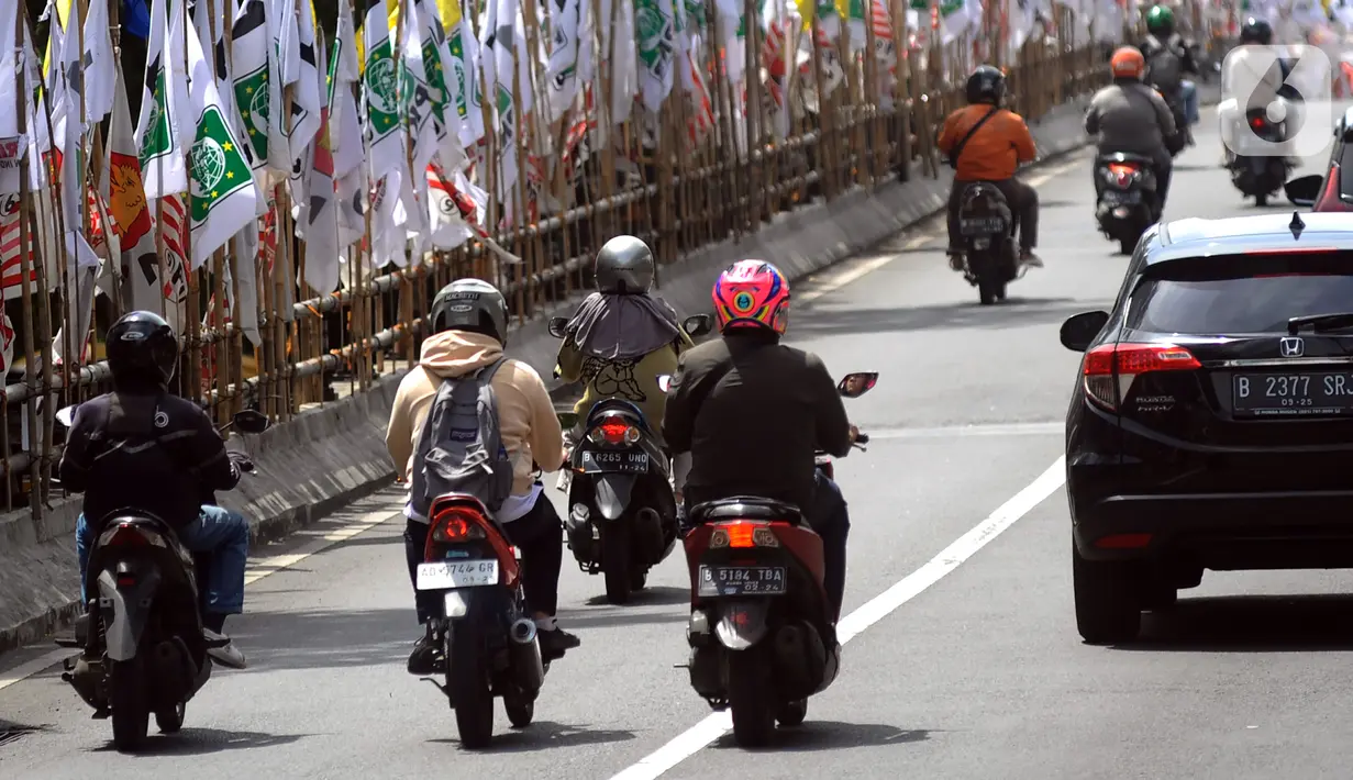 Penertiban ini merujuk kepada Surat Keputusan KPU DKI Jakarta Nomor 363 Tahun 2023 yang menentukan tempat yang boleh dan tidak boleh dipasang APK, selama masa kampanye Pemilu 2024. (merdeka.com/Arie Basuki)