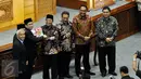 Wakil Ketua DPR Fahri Hamzah (Ketiga kiri) memberikan Hasil Pemeriksaan Semester (IHPS) Semester 1 kepada Ketua BPK Harry Azhar Azis, Jakarta,  Senin (5/10/2015). Sebanyak 10.154 temuan BPK memuat 15.434 permasalahan. (Liputan6.com/JohanTallo)