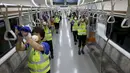 Sejumlah petugas membersihkan pegangan di dalam kereta guna mencegah penyebaran wabah virus MERS di stasiun Seoul Metro, Goyang, Korsel, (9/6/2015). Sekitar 95 orang terjangkit wabah virus MERS dan 7 orang meninggal dunia di Korsel. (REUTERS/Kim Hong-Ji)
