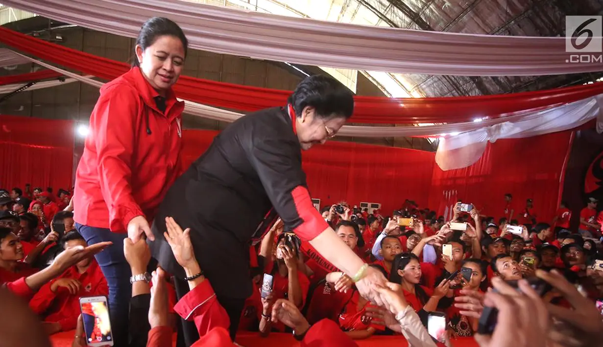 Ketua Umum PDIP Megawati Soekarnoputri dan Ketua DPP PDIP Puan Maharani menyalami kader dan simpatisan PDIP pada kampanye rapat umum di Solo, Jawa Tengah, Minggu (31/3). Pada kampenye tersebut kader dan simpatisan PDIP mewaspadai hoax dan fitnah. (Liputan6.com/HO/Iwan)