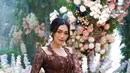 Penampilan anggun Celine kemudian dilengkapi dengan rok batik berwarna coklat, heels, pulasan makeup flawless, serta tatanan rambut sanggul rendah.