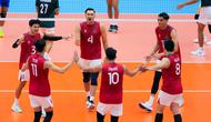 Para pemain Timnas voli putra Indonesia meryakan kemenangan atas Myanmar pada laga perdana SEA Games 2025 di Indoor Stadium Huamark, Bangkok, Senin (15/12/2025). (Bola.com/Bagaskara Lazuardi)
