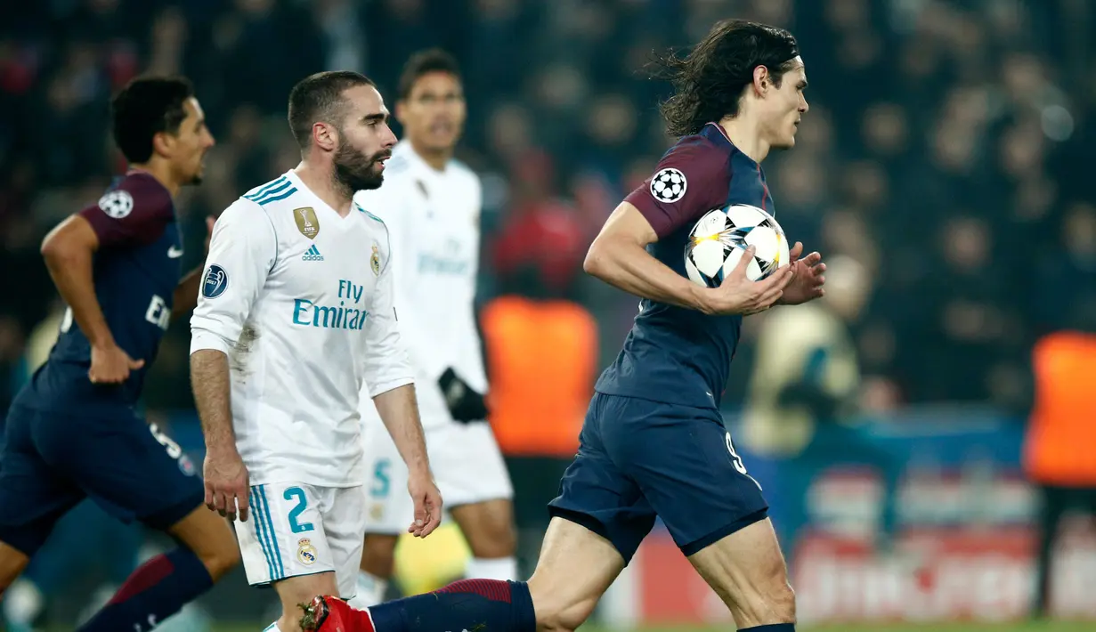 Penyerang PSG Edinson Cavani membawa bola setelah mencetak gol pertama untuk timnya saat menjamu Real Madrid dalam pertandingan Liga Champions leg kedua di stadion Parc des Princes di Paris (6/3). (AP/ Francois Mori)