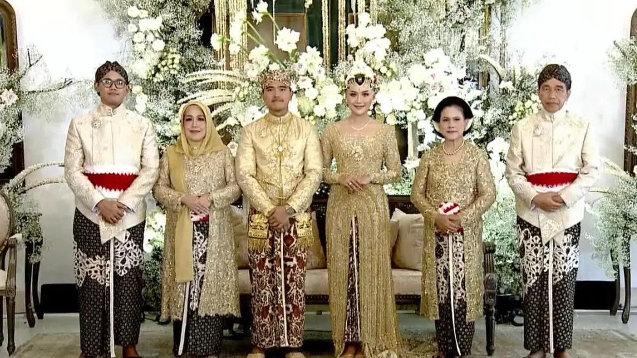 Kaesang Pangarep dan Erina Gudono saat resepsi lengkap dengan keluarga