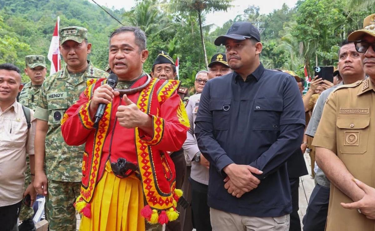 FOTO: Kasad  Maruli Resmikan Jembatan Bailey Penghubung Desa di Nias Selatan