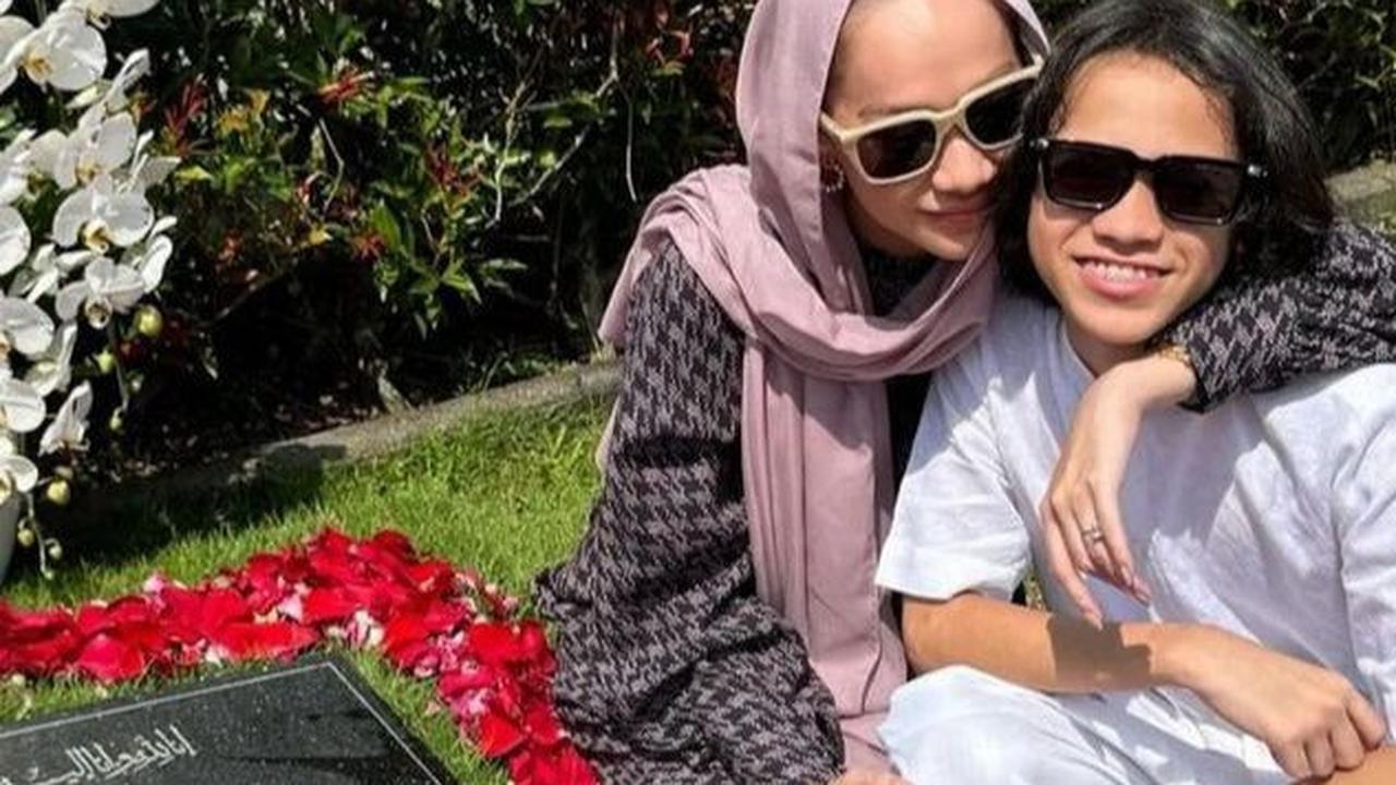 7 Potret Bunga Citra Lestari Ditemani Tiko Aryawardhana Ziarah ke Makam Ashraf Sinclair Tepat 4 Tahun Kepergiannya