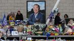 Pemilik Leicester, Vichai Srivaddhanaprabha, meninggal dunia suasana duka terasa di Stadion King Power, Leicester, Kamis (1/11). Pria asal Thailand itu meninggal dunia akibat kecelakaan helicopter. (AFP/Daniel Leal-Olivas)