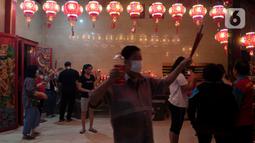 Warga keturunan Tionghoa berkumpul jelang perayaan Cap Go Meh di Klenteng Hok Lay Kiong Bekasi, Jawa Barat, Sabtu (4/2/2023). Perayaan Cap Go Meh akan digelar dengan pawai atraksi barongsai, patung dewa, hingga naga-naga dengan rute pawai itu dari Jalan Mayor Oking-Lampu Merah Kartini-Juanda-Agus Salim-Jalan Perjuangan-Juanda dan kembali lagi ke Jalan Mayor Oking. (merdeka.com/Imam Buhori)