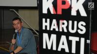 Politikus Partai Solidaritas Indonesia (PSI), Rian Ernest (kiri) menjadi pembicara dalam diskusi di Gedung KPK, Jakarta, Selasa (23/7/2019). Diskusi tersebut mengangkat tema " Upaya Mempertahankan Independensi KPK". (merdeka.com/Dwi Narwoko)