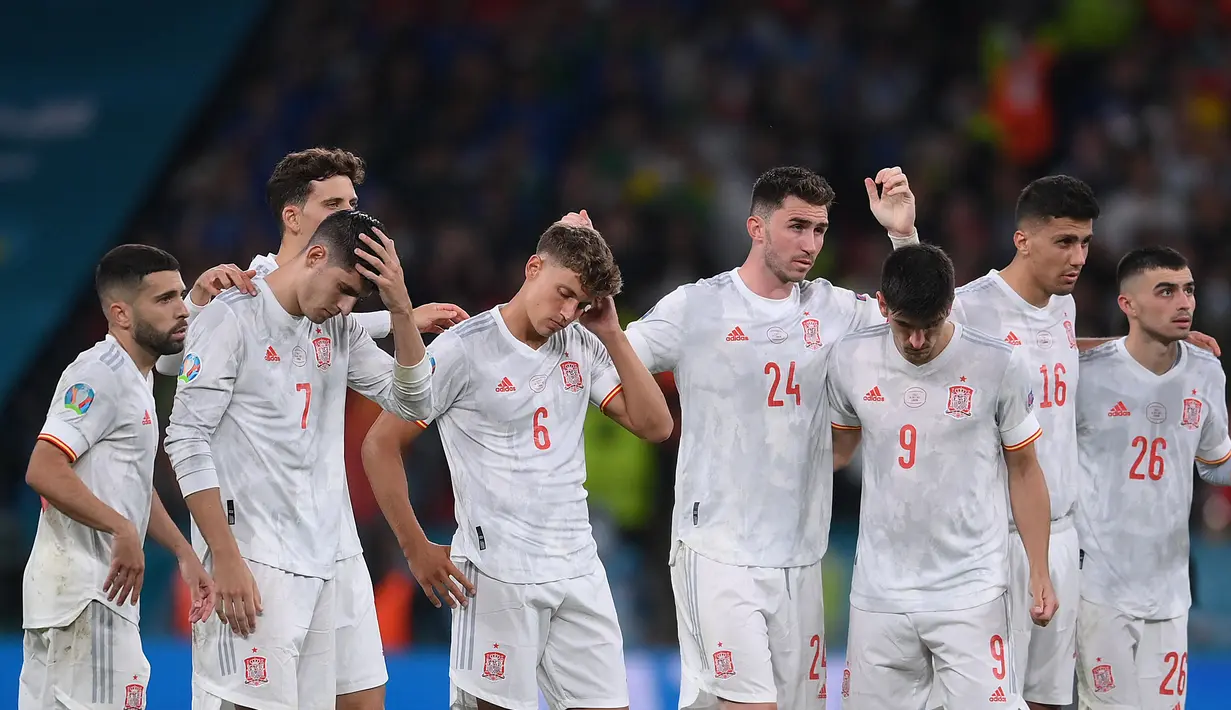 Reaksi pemain Spanyol dalam adu penalti pada pertandingan Euro 2020 melawan Italia di Stadion Wembley di London, Inggris, Rabu (7/7/2021). Spanyol takluk atas Italia 4-2 lewat adu penalti setelah laga imbang 1-1 selama 120 menit. (Laurence Griffiths/Pool/AFP)