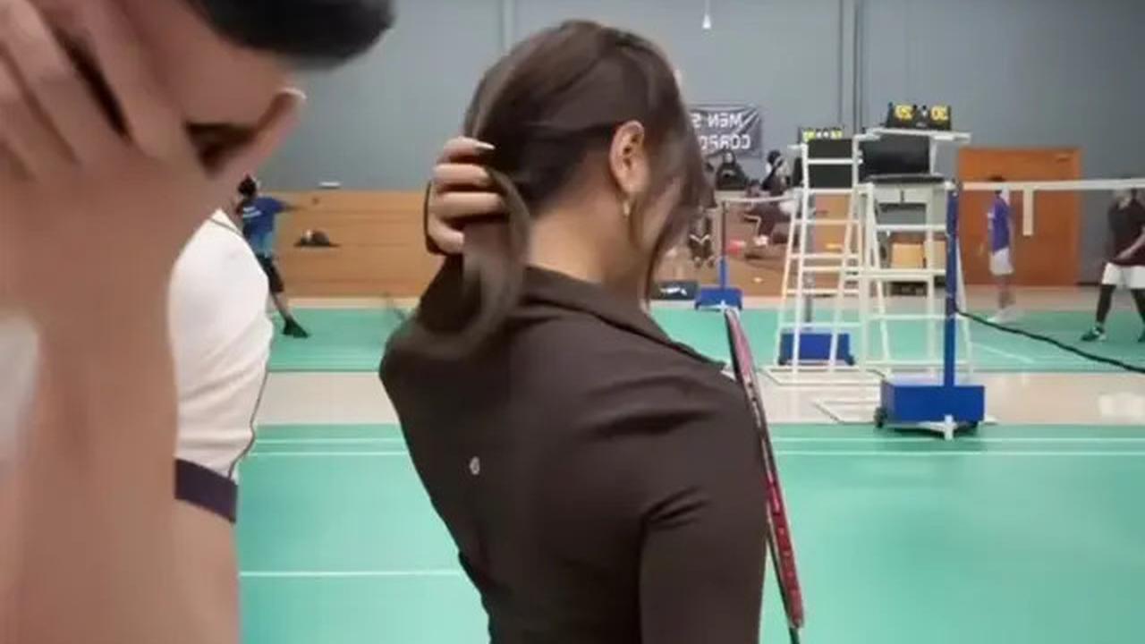 7 Potret Verrell Bramasta Ajak Fuji ke Kantor DPR, Diakhiri Badminton Bareng
