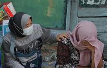 FOTO: Harap dan Cemas, Keluarga Santri Setia Menunggu di Lokasi Musala Ambruk
