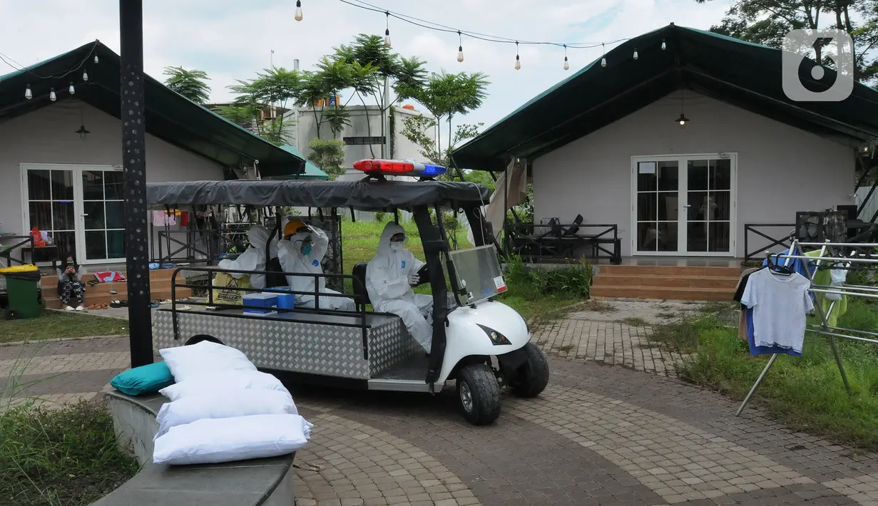 Paramedis menggunakan kendaraan saat melakukan pemeriksaan pasien covid-19 di dalam Rumah Lawan Covid (RLC) Tangerang Selatan, Kamis (3/2/20222). Hingga hari ini RLC merawat 238 paisen covid-19 atau mengalami lonjakan lebih dari 100% dibandingkan minggu lalu. (merdeka.com/Arie Basuki)