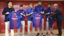 Messi cs bersama Bos Rakuten, Hiroshi Mikitani dan Wakil Presiden FC Barcelona, Manel Arroyo memamerkan jersey baru La Blaugrana di Tokyo, Jepang (13/7).  Barcelona menjadikan Rakuten sebagai sponsor utama musim ini. (AP/Eugene Hoshiko)