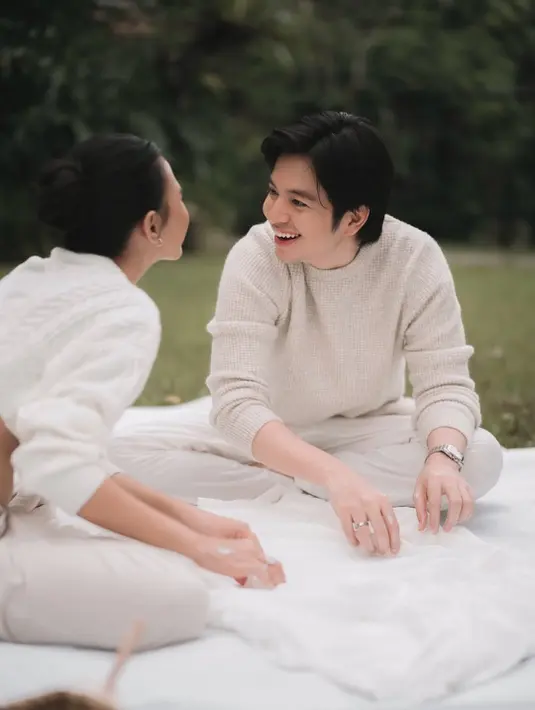 Sementara itu, Angga tampil tak kalah stylish dalam knit sweater tekstur waffle berwarna krem lembut. Dipadukan dengan celana panjang putih tulang, tampilannya clean dan minimalis. [@sheninacinnamon].