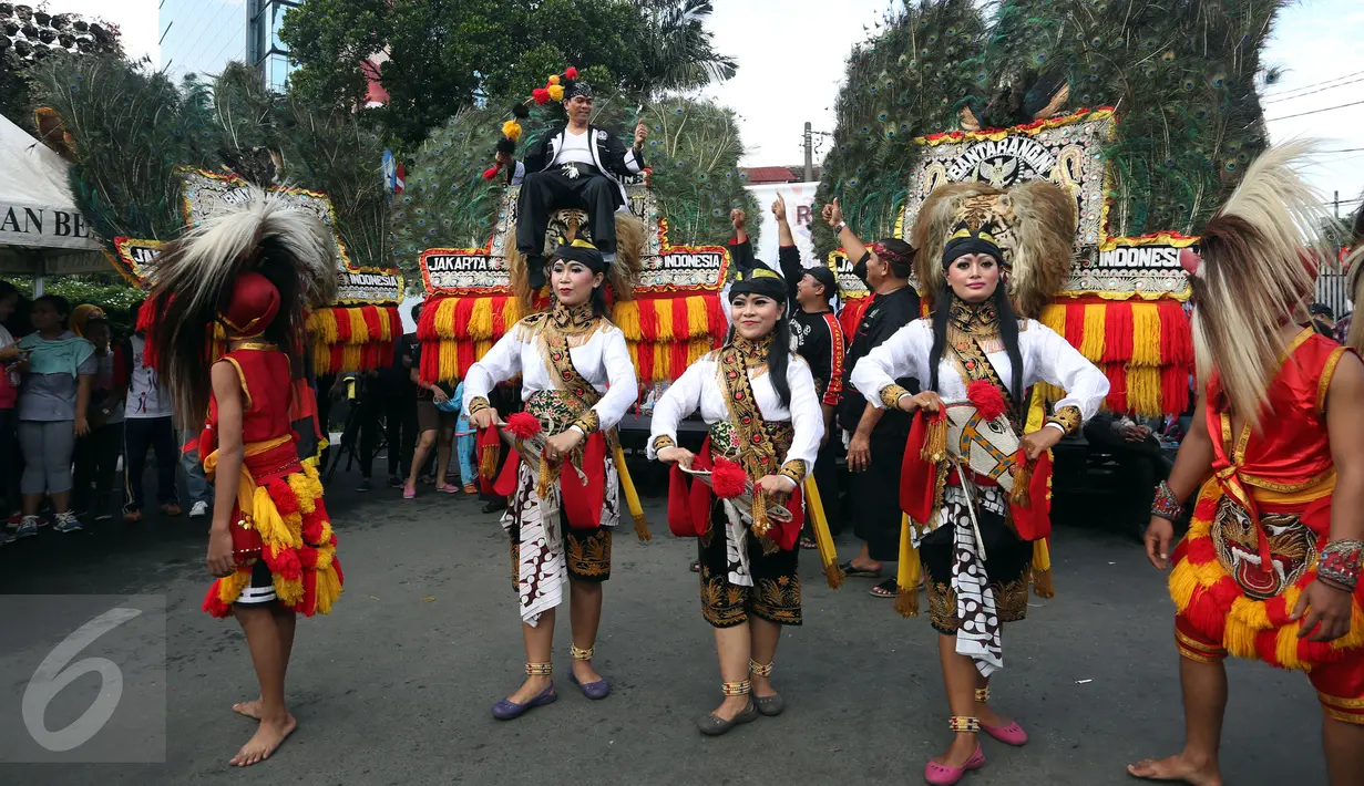 Komunitas Reog Ponorogo mementaskan pertunjukan saat Car Free Day di kawasan Sudirman, Jakarta, Minggu (20/3). Aksi itu untuk mendapat dukungan agar Reog Ponorogo mendapatkan pengakuan sebagai warisan budaya dunia dari UNESCO. (Liputan6.com/JohanTallo)