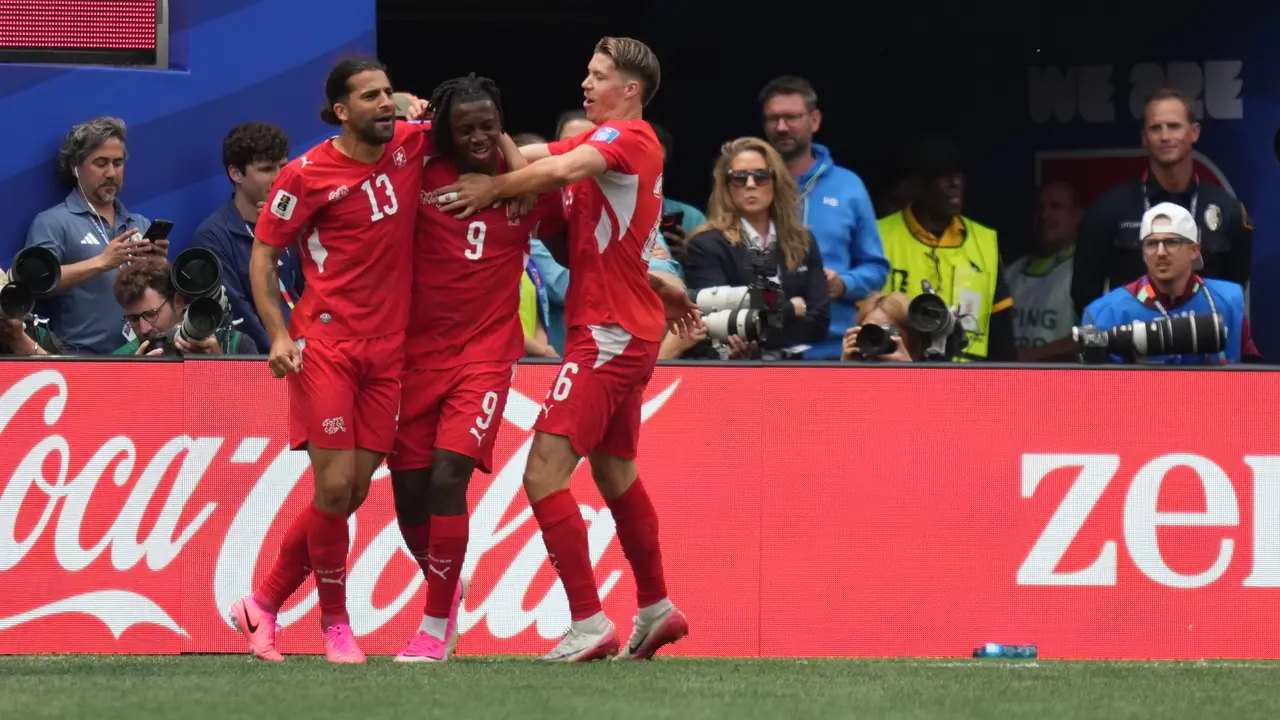Pemain Swiss Johan Manzambi, tengah, mendapat ucapan selamat setelah mencetak gol ketiga timnya