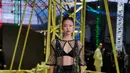 Sebagai global ambassador Chanel, Jennie BLACKPINK hadir dengan gaya yang jauh lebih edgy. Ia mengenakan set transparan berbahan mesh yang dihiasi bead dan kristal berkilau, dipadukan dengan bralette hitam dan high-waist shorts sebagai inner. Siluetnya memperlihatkan permainan layer yang sensual namun tetap sophisticated.