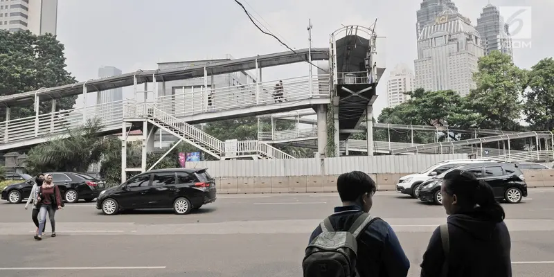 Buntung, JPO Polda Metro Jaya Ancam Keselamatan Pejalan Kaki