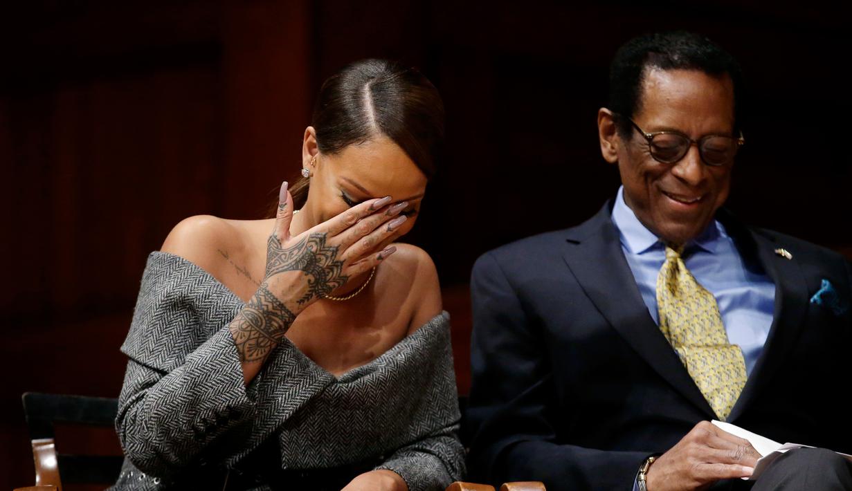 Rihanna duduk bersama direktur Harvard Foundation, Allen Counter saat menghadiri penyerahan penghargaan Humanitarian of the Year 2017 dari Universitas Harvard di Cambridge, (28/2). (AP Photo/Steven Senne)
