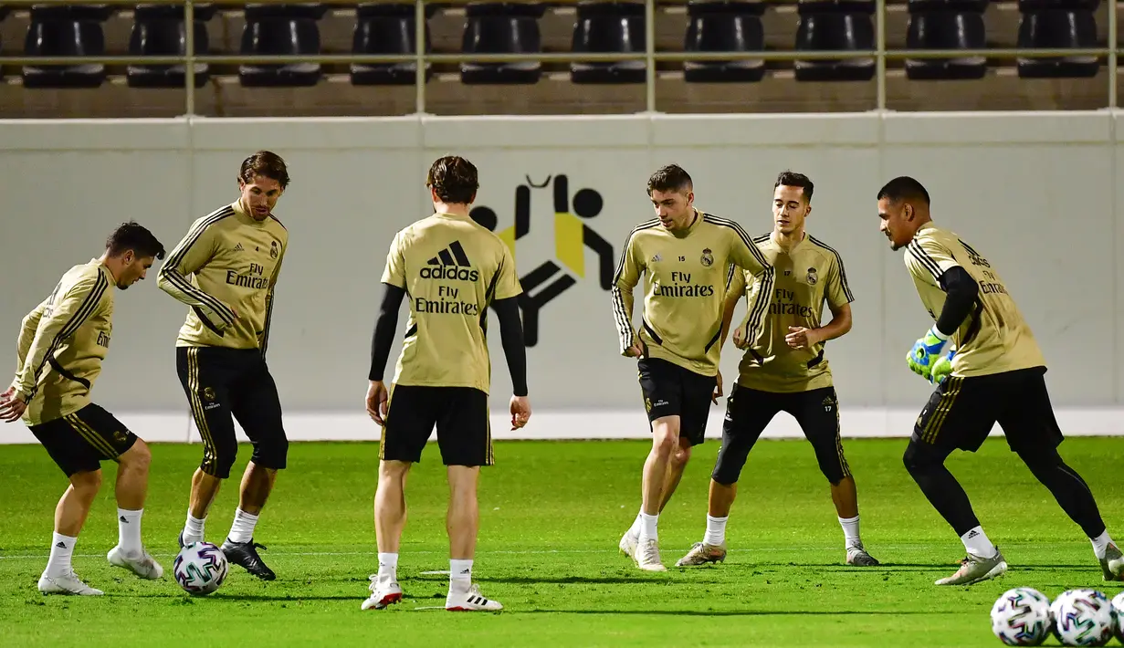 Para pemain Real Madrid saat mengikuti sesi latihan tim di King Abdullah Sport City di kota pelabuhan Arab Saudi, Jeddah (7/1/2020). Real Madrid akan bertanding melawan Valencia pada semifinal Piala Super Spanyol pada Kamis (9/1/2020) dini hari WIB. (AFP/Giuseppe Cacace)