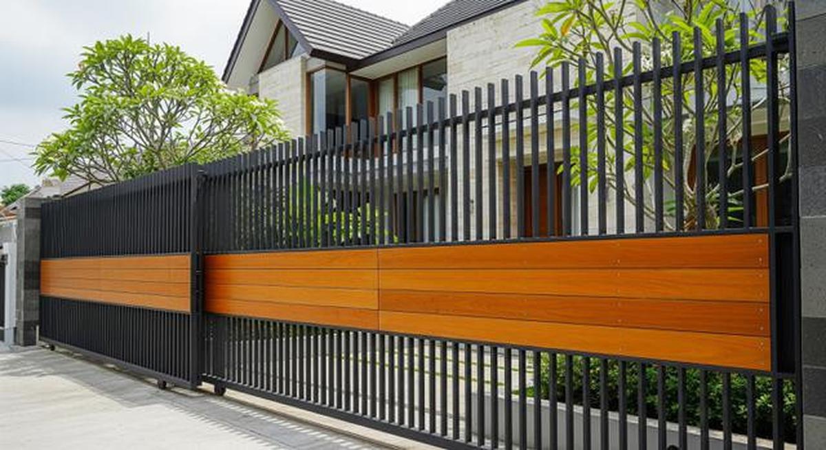 Merasa Rumah Kurang Aman? 10 Model Pagar Besi Tinggi Kombinasi Kayu Ini Bisa Dicoba