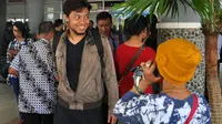 Hamka Hamzah saat tiba di Bandara Abd. Saleh, Malang, Jumat (13/7/2018). (Bola.com/Iwan Setiawan)