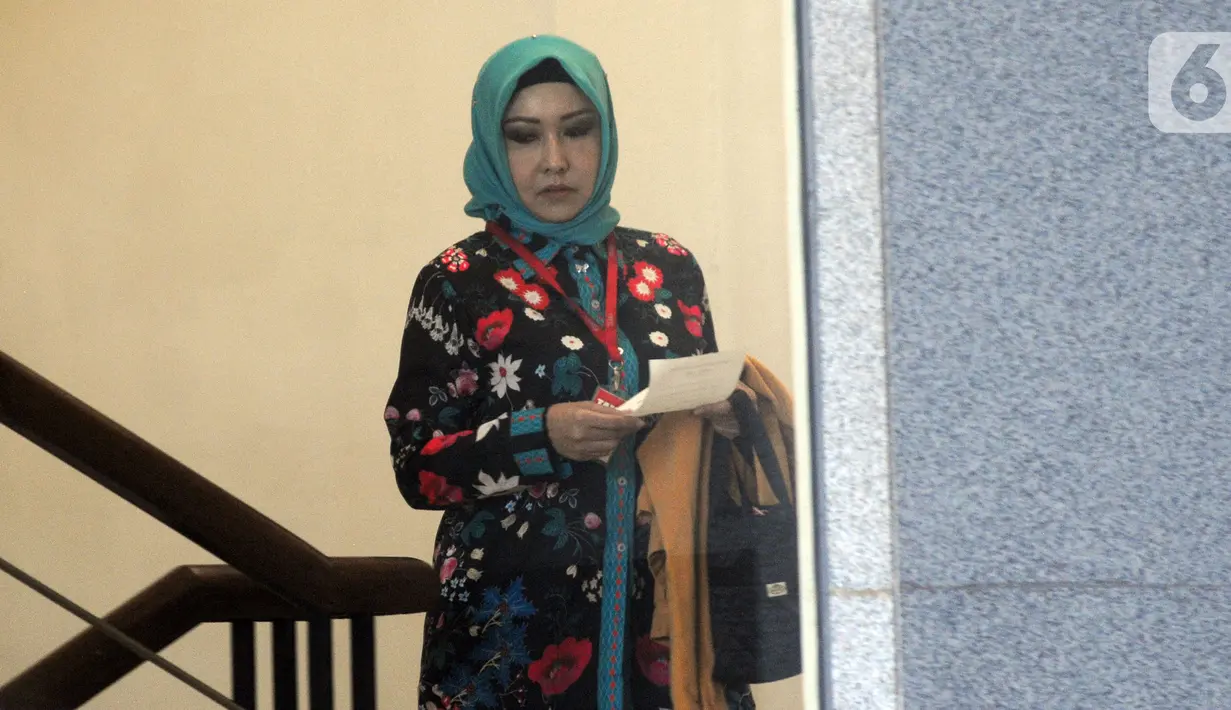 Istri Wali Kota Medan nonaktif Dzulmi Eldin, Rita Maharani Dzulmi Eldin bersiap untuk menjalani pemeriksaan di Gedung KPK, Jakarta, Senin (11/11/2019). Rita Maharani diperiksa dalam perkara dugaan suap proyek dan jabatan di Pemerintah Kota Medan tahun 2019. (merdeka.com/Dwi Narwoko)