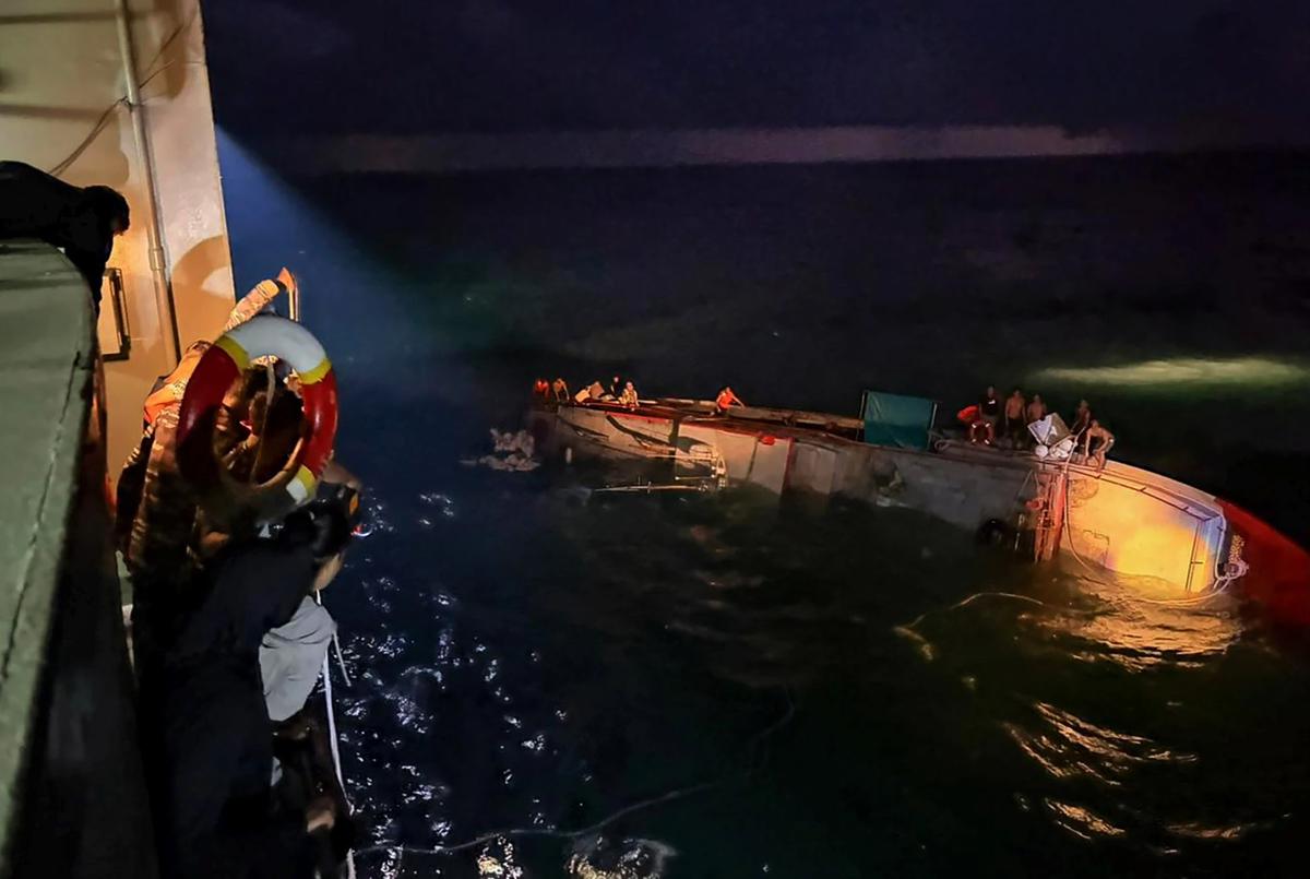 FOTO: Momen Dramatis KRI Banjarmasin Selamatkan ABK di Tengah Cuaca Buruk
