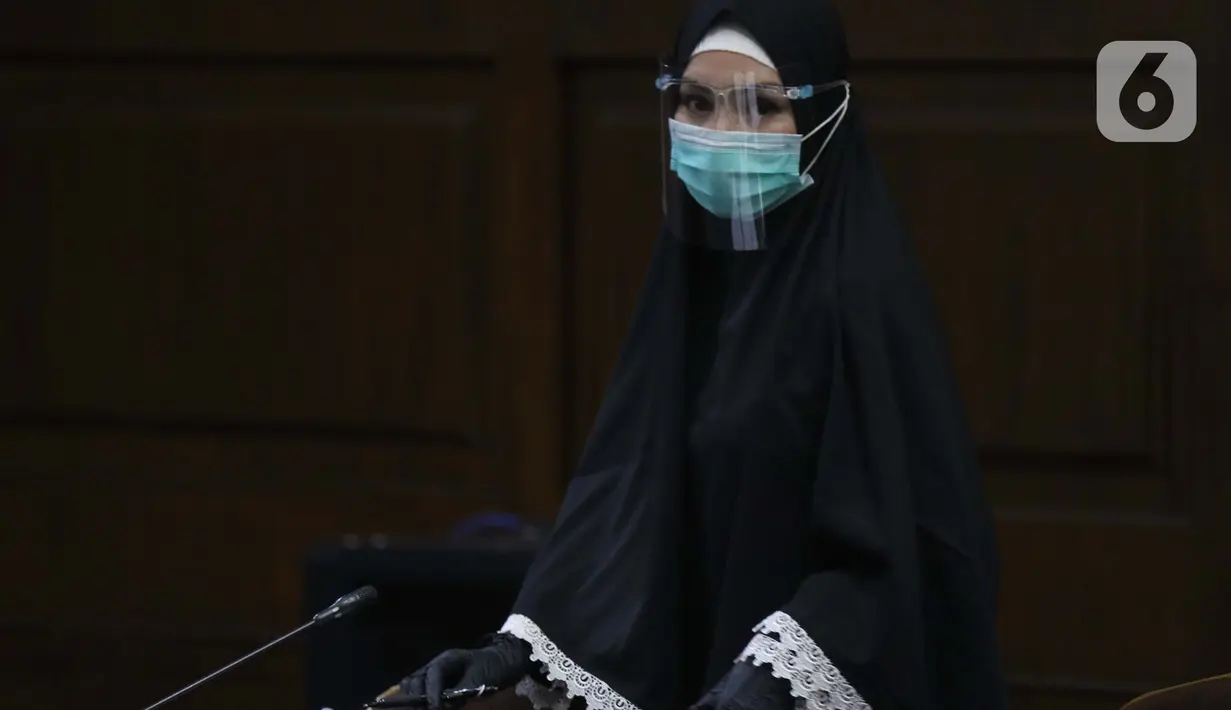 Terdakwa dugaan suap dan tindak pidana pencucian uang terkait kepengurusan fatwa untuk Djoko Tjandra di Mahkamah Agung, Pinangki Sirna Malasari saat menjalani sidang lanjutan di Pengadilan Tipikor Jakarta, Senin (2/11/2020). Sidang mendengar keterangan saksi-saksi. (Liputan6.com/Helmi Fithriansyah)