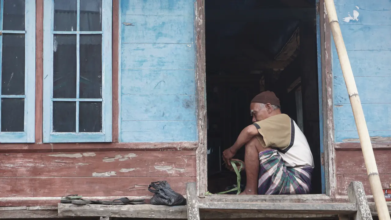 Seorang warga Desa Mantar, Sumbawa Barat sedang melakukan aktivitas di rumah panggung adat Sumbawa.