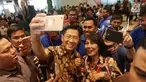 Sejumlah penjual property berebut swafoto dengan Chairman Lippo Group, James Riady saat grand launching Meikarta di Cikarang, Jawa Barat, Kamis (17/08). Chairman Lippo Group tersebut juga melayani swafoto calon konsumen. (Liputan6.com/Fery Pradolo)
