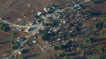 Pemandangan udara kondisi rumah-rumah warga yang hancur di Dhading, Nepal, Jumat (30/4/2015). Pasca-gempa 7,9 SR, kawasan pedalaman Nepal mulai disentuh tim penyelamatan dan bantuan makanan. (REUTERS/Danish Siddiqui)