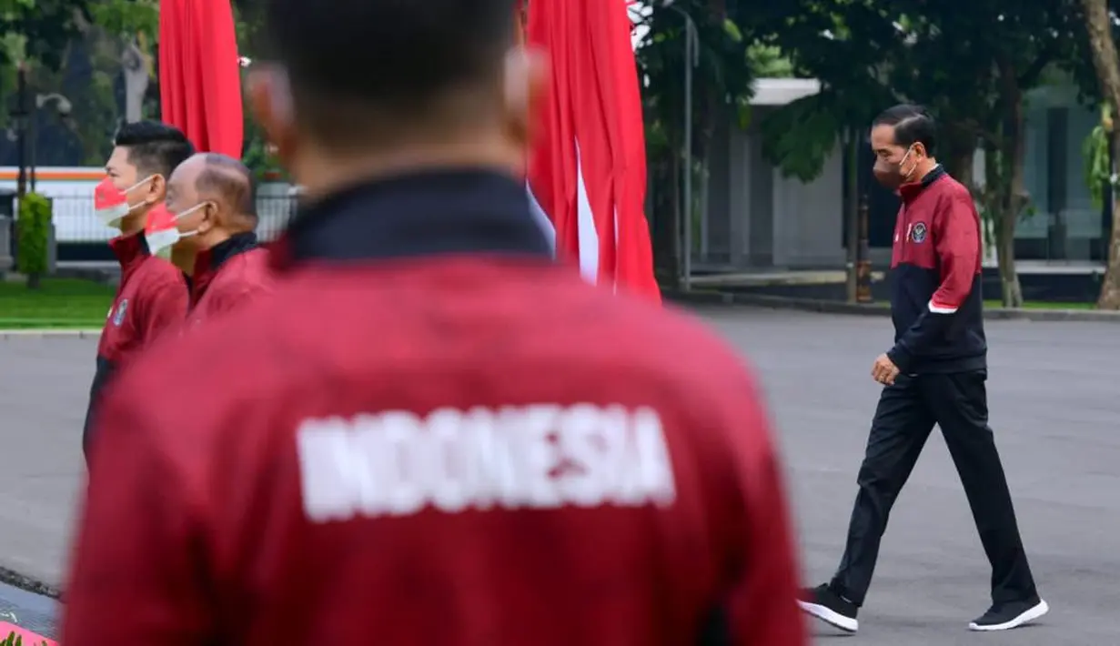 <p>Presiden Joko Widodo atau Jokowi bersiap melepas kontingen Indonesia untuk SEA Games 2021 di halaman Istana Merdeka, Jakarta, Senin (9/5/2022). Sebanyak 499 atlet dari 32 cabang olahraga diberangkatkan untuk bertanding pada SEA Games 2021 di Vietnam. (Dok. Kris - Biro Pers Sekretariat Presiden)</p>