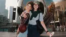 Luna Maya jadi salah satu public figure yang berani untuk tampil bare face di aktivitas sehari-hari. Seperti saat liburan bareng bestie ke Dubai baru-baru ini [@lunamaya]