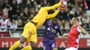 Kiper Rennes, Edouard Mendy berusaha menangkap bola saat bertanding melawan Toulouse pada L1 Prancis di Stadion Auguste Delaune di Reims, Prancis pada 5 Desember 2018. (AFP/Francois Nascimbeni)