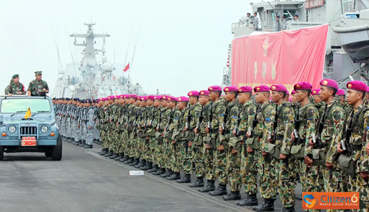 Citizen6, Surabaya: Panglima TNI Laksamana TNI Agus Suhartono, secara resmi telah membuka Latihan Gabungan TNI Tahun 2012 dalam suatu upacara, di Koarmatim Ujung Surabaya, Sabtu (20/10). (Pengirim: Budi Abdillah). 