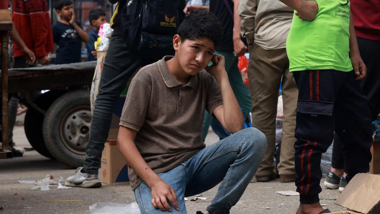 Beberapa ada yang menjual pakaian, mainan dan pernak-pernik Idulfitri 1445 Hijriah. Foto: MOHAMMED ABED / AFP<br>