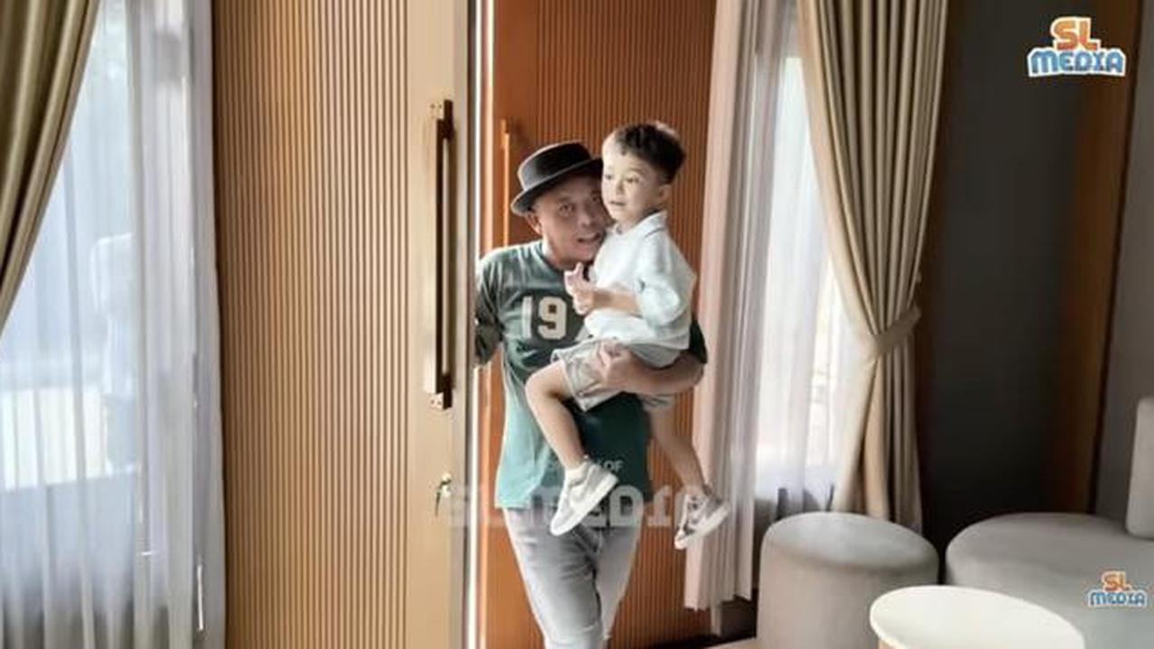 8 Potret Fasad Depan Rumah Sule: Megah, Elegan dan Penuh Karakter